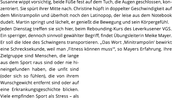Susanne wippt vorsichtig  beide F  e fest auf dem Tuch  die Augen geschlossen  konzentriert  Sie sp rt ihrer Mitte na   